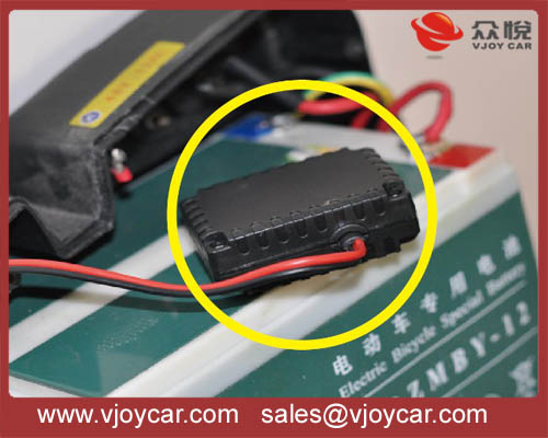 install sample inside motorcycle battery-mini gps tracker